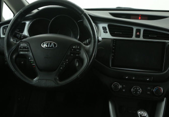 Подержанный автомобиль Kia Ceed Hatchback 2012 года (14 фото)