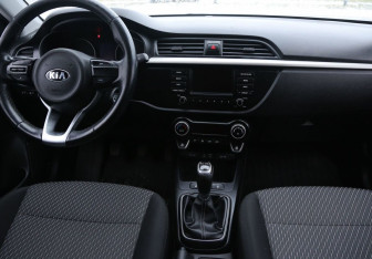 Подержанный автомобиль Kia Rio Sedan 2018 года (22 фото)