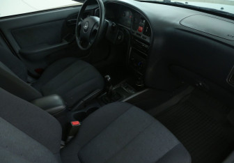 Подержанный автомобиль Hyundai Elantra Sedan 2004 года (9 фото)