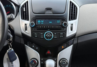 Подержанный автомобиль Chevrolet Cruze Hatchback 2014 года (10 фото)