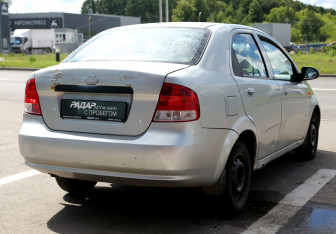 Подержанный автомобиль Chevrolet Aveo Sedan 2004 года (6 фото)