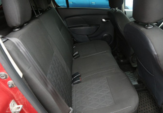 Подержанный автомобиль Renault Sandero 2017 года (11 фото)