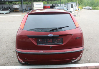 Подержанный автомобиль Ford Focus Hatchback 2002 года (6 фото)