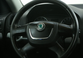Подержанный автомобиль Skoda Octavia Liftback 2010 года (16 фото)