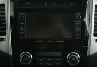 Подержанный автомобиль Mitsubishi Pajero 2014 года (13 фото)