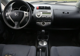 Подержанный автомобиль Honda Jazz 2008 года (12 фото)