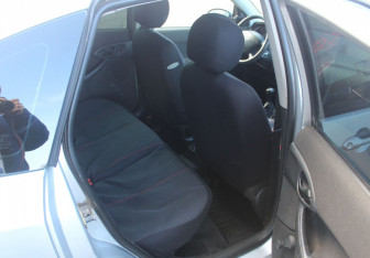 Подержанный автомобиль Ford Focus Hatchback 2004 года (12 фото)