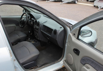 Подержанный автомобиль Renault Logan Sedan 2005 года (9 фото)