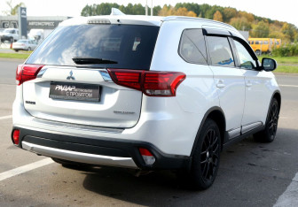 Подержанный автомобиль Mitsubishi Outlander 2018 года (6 фото)