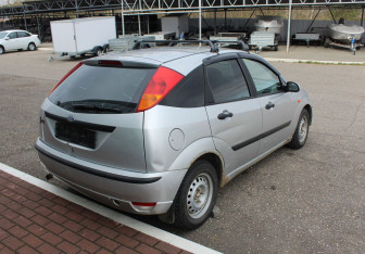 Подержанный автомобиль Ford Focus Sedan 2003 года (7 фото)