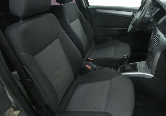 Подержанный автомобиль Opel Astra Sedan 2012 года (10 фото)