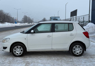 Подержанный автомобиль Skoda Fabia Hatchback 2012 года (4 фото)