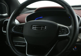 Подержанный автомобиль Geely Coolray 2023 года (17 фото)