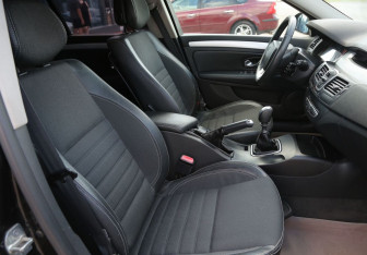 Подержанный автомобиль Renault Laguna Wagon 2008 года (10 фото)