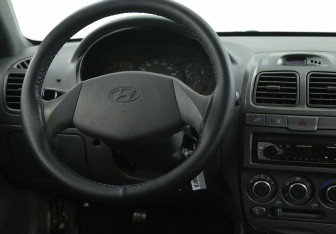 Подержанный автомобиль Hyundai Accent Sedan 2004 года (14 фото)