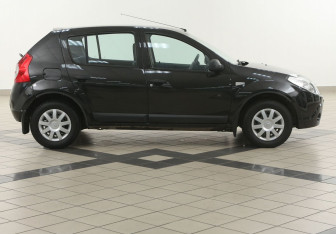 Подержанный автомобиль Renault Sandero 2011 года (5 фото)