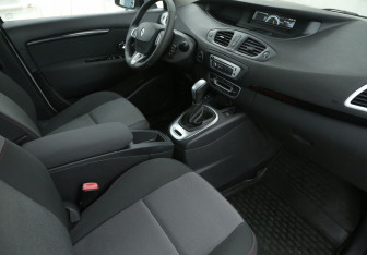 Подержанный автомобиль Renault Scenic 2012 года (9 фото)