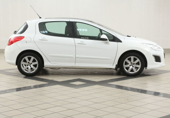 Подержанный автомобиль Peugeot 308 Hatchback 2012 года (5 фото)