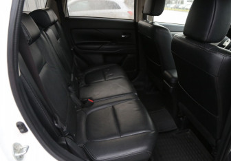 Подержанный автомобиль Mitsubishi Outlander 2012 года (11 фото)