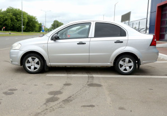 Подержанный автомобиль Chevrolet Aveo Sedan 2007 года (8 фото)