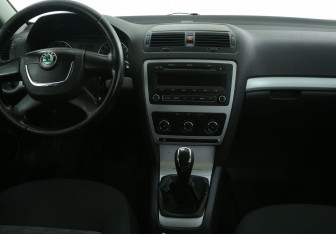 Подержанный автомобиль Skoda Octavia Liftback 2010 года (12 фото)