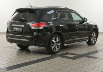 Подержанный автомобиль Nissan Pathfinder 2014 года (4 фото)