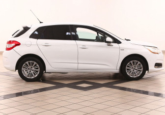 Подержанный автомобиль Citroen C4 Hatchback 2011 года (4 фото)