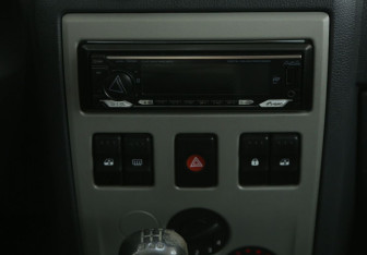 Подержанный автомобиль Renault Logan Sedan 2006 года (13 фото)
