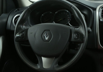 Подержанный автомобиль Renault Sandero 2018 года (17 фото)