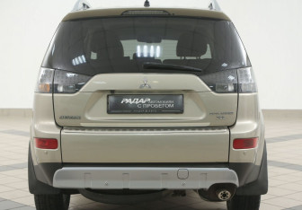 Подержанный автомобиль Mitsubishi Outlander 2008 года (3 фото)