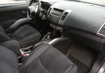 Подержанный автомобиль Mitsubishi Outlander 2008 года (9 фото)