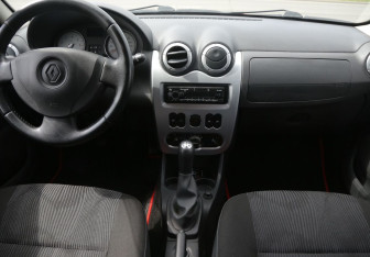 Подержанный автомобиль Renault Sandero 2012 года (12 фото)