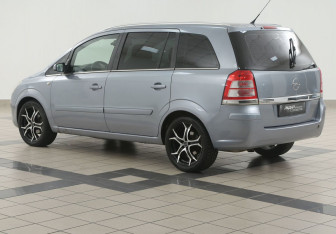 Подержанный автомобиль Opel Zafira Compactvan 2008 года (2 фото)