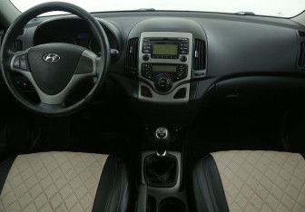 Подержанный автомобиль Hyundai i30 Hatchback 2010 года (12 фото)