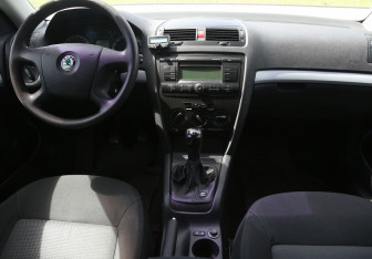 Подержанный автомобиль Skoda Octavia Liftback 2008 года (12 фото)