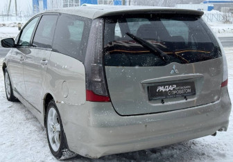 Подержанный автомобиль Mitsubishi Grandis 2006 года (4 фото)