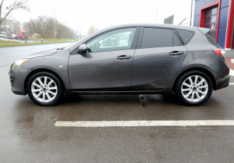 Подержанный автомобиль Mazda 3 Hatchback 2009 года (8 фото)