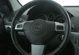 Подержанный автомобиль Opel Astra Sedan 2012 года (16 фото)