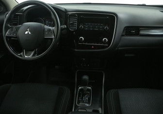 Подержанный автомобиль Mitsubishi Outlander 2022 года (12 фото)