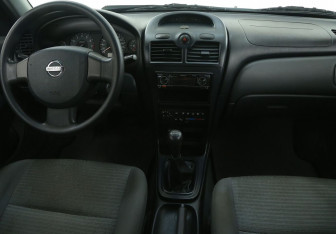 Подержанный автомобиль Nissan Almera Classic 2006 года (12 фото)