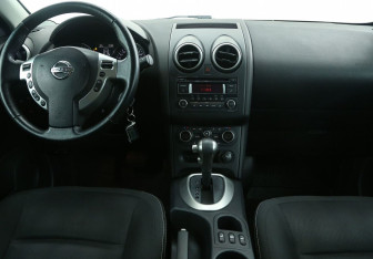 Подержанный автомобиль Nissan Qashqai 2012 года (12 фото)