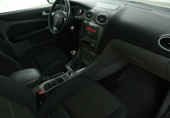 Подержанный автомобиль Ford Focus Hatchback 2010 года (9 фото)
