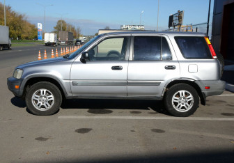 Подержанный автомобиль Honda CR-V 2001 года (8 фото)