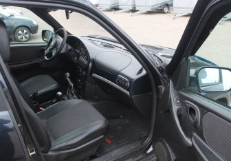 Подержанный автомобиль Chevrolet Niva 2011 года (9 фото)