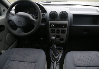 Подержанный автомобиль Renault Logan Sedan 2005 года (12 фото)