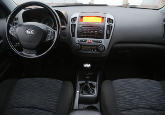 Подержанный автомобиль Kia Ceed Hatchback 2008 года (12 фото)