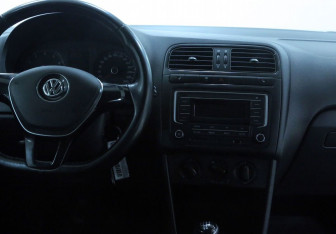 Подержанный автомобиль Volkswagen Polo Sedan 2016 года (8 фото)