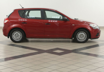 Подержанный автомобиль Kia Ceed Hatchback 2010 года (5 фото)