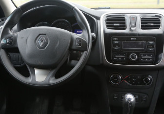 Подержанный автомобиль Renault Sandero 2017 года (14 фото)