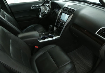Подержанный автомобиль Ford Explorer 2015 года (9 фото)